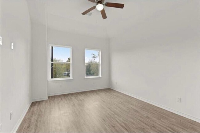 Foto del edificio - 3233 Real St