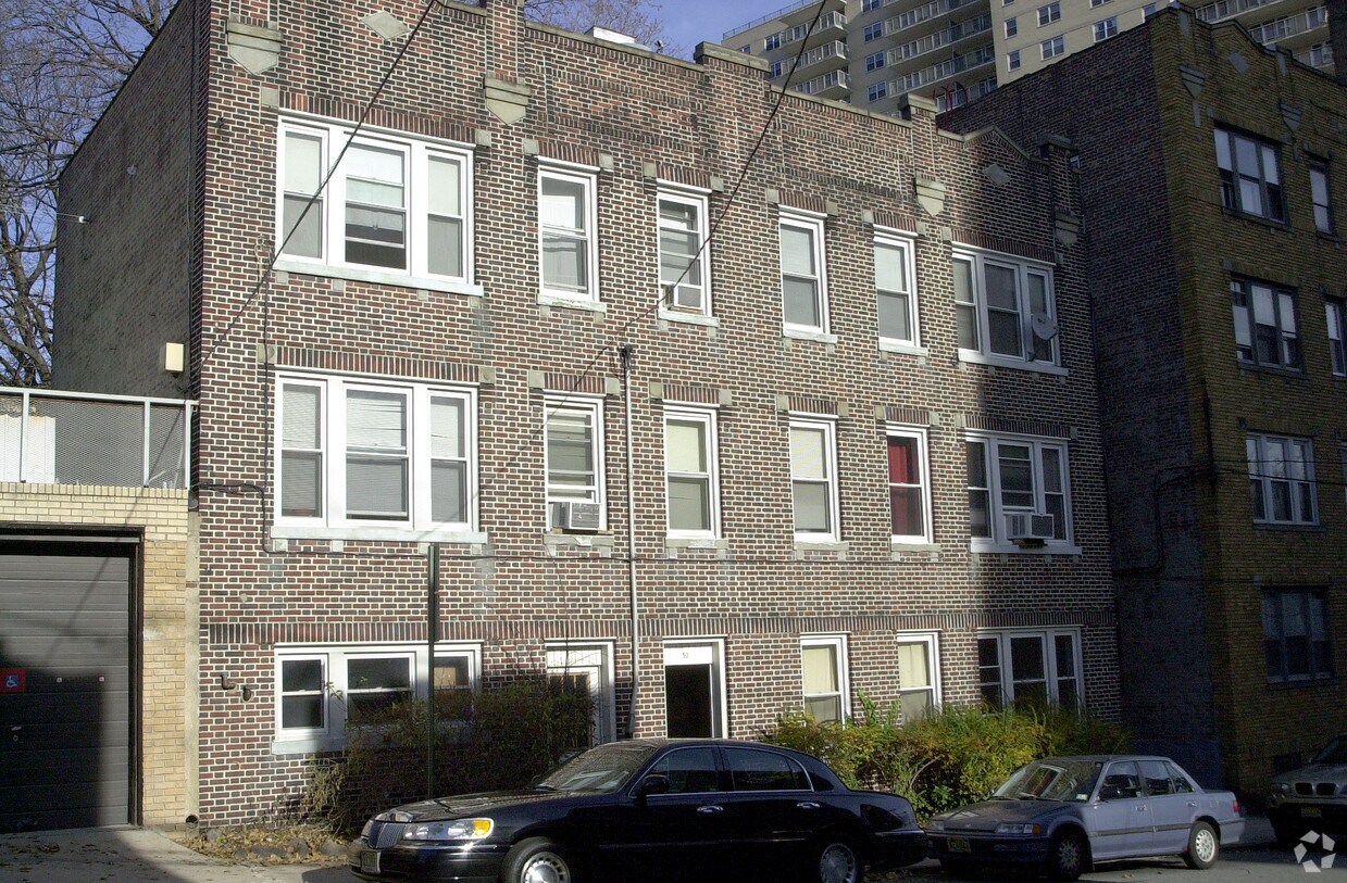 Building Photo - 10 66th St