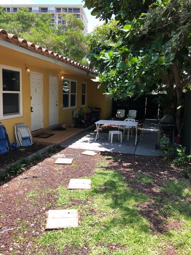 Foto del edificio - 3048 N Ocean Blvd