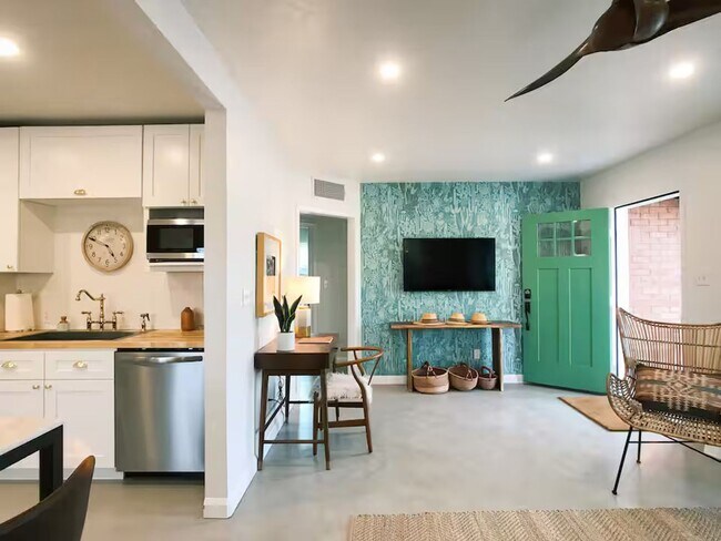 Foto del edificio - FARM VIEW BUNGALOW across from UofA Campus Farm! Available Today!