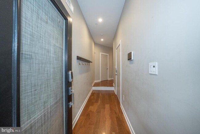 Building Photo - 1326 N Mascher St