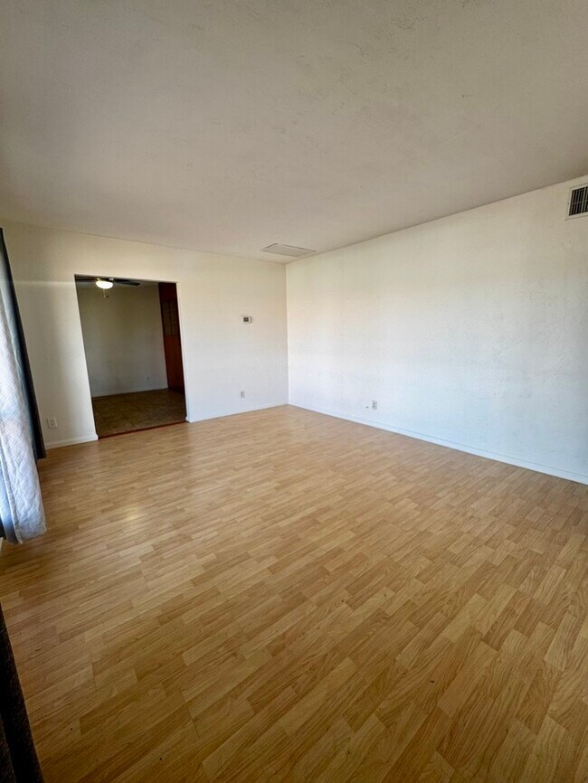 Foto del edificio - FOR RENT