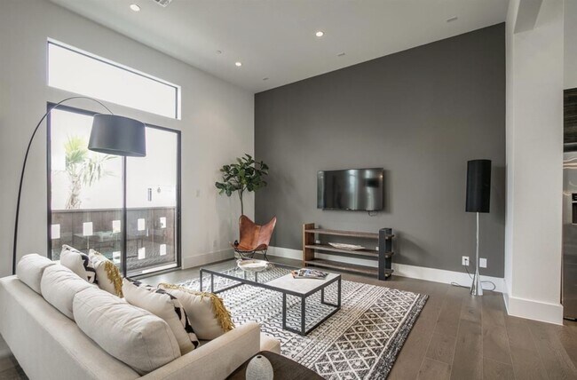 Foto del edificio - 325 E 2nd St