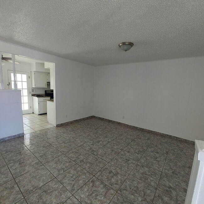 Building Photo - Welcome Home ! 3 bedroom 1.5 bath rental -DUPLEX
