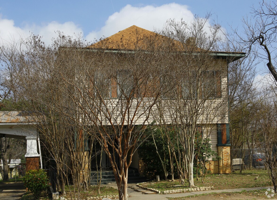 Building Photo - 4 Plex