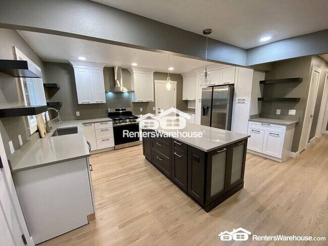 Foto del edificio - Gorgeous Updated 3 Bed 1 Bath Duplex!!! Utilities included in the Total Price are  Electricity, G...