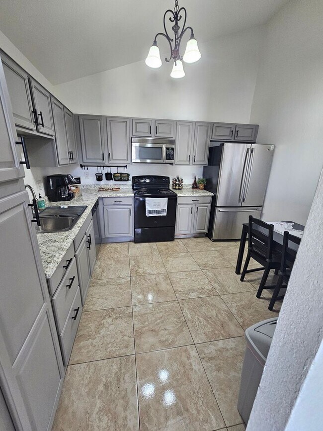 Foto del edificio - UNFURNISHED  NO UTILITIES ~   PARTIALLY   FURNISHED TENANT BILLED FOR ELECTRIC