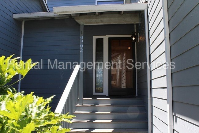 Building Photo - 10902 SE Azar Dr