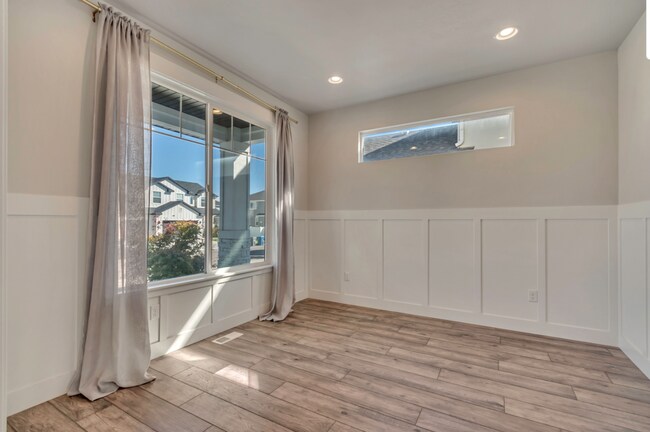 Foto del edificio - Spacious 6-Bedroom Home in the Heart of Vi...