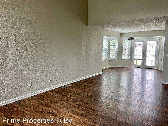 Building Photo - 4 br, 2.5 bath House - 4423 W. Madison Pl.