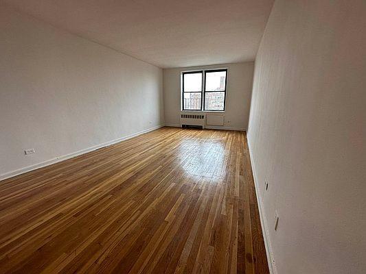 Foto del edificio - 3 bedroom in BRONX NY 10455