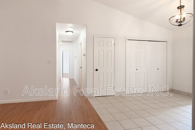 Foto del edificio - 15046 Cambridge Dr