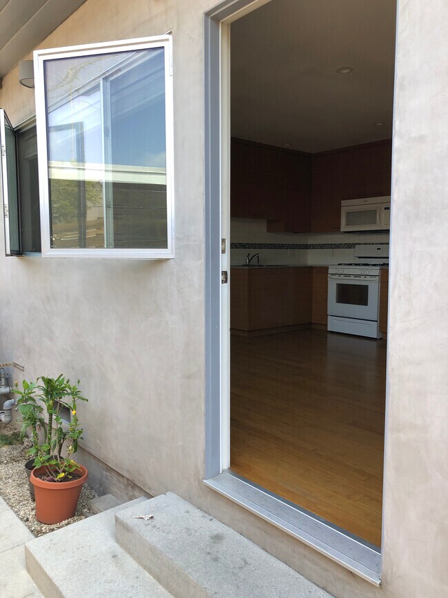 Entry Way - 3575 Helms Ave