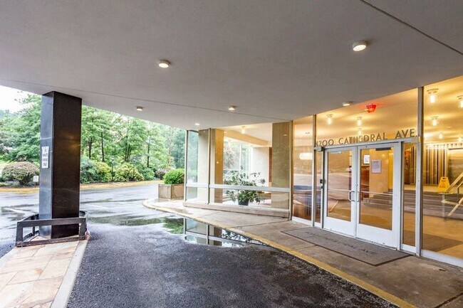 Foto del edificio - 4200 Cathedral Ave NW
