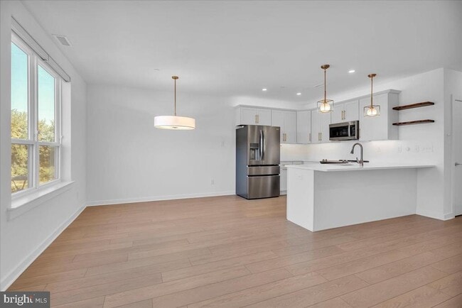 Building Photo - 904 Riverplace Dr