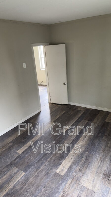 Building Photo - 2917 Pine Ave