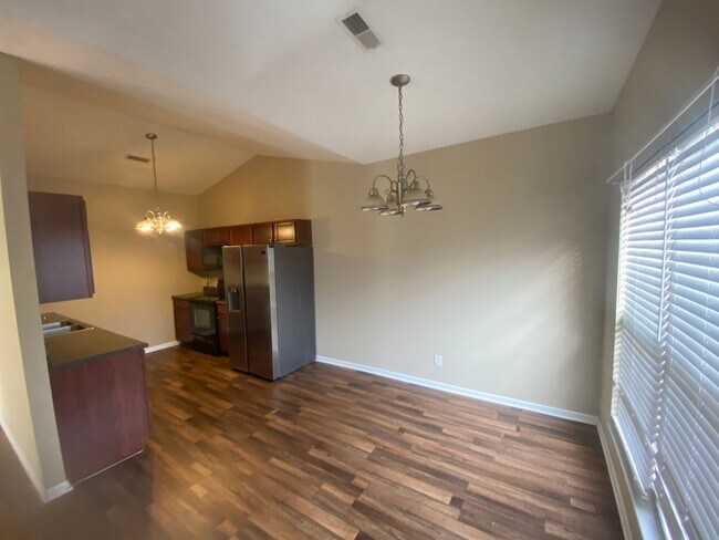 Foto del edificio - 2 bed, 2 bath, 2 car garage ranch style townhouse in N. Knoxville