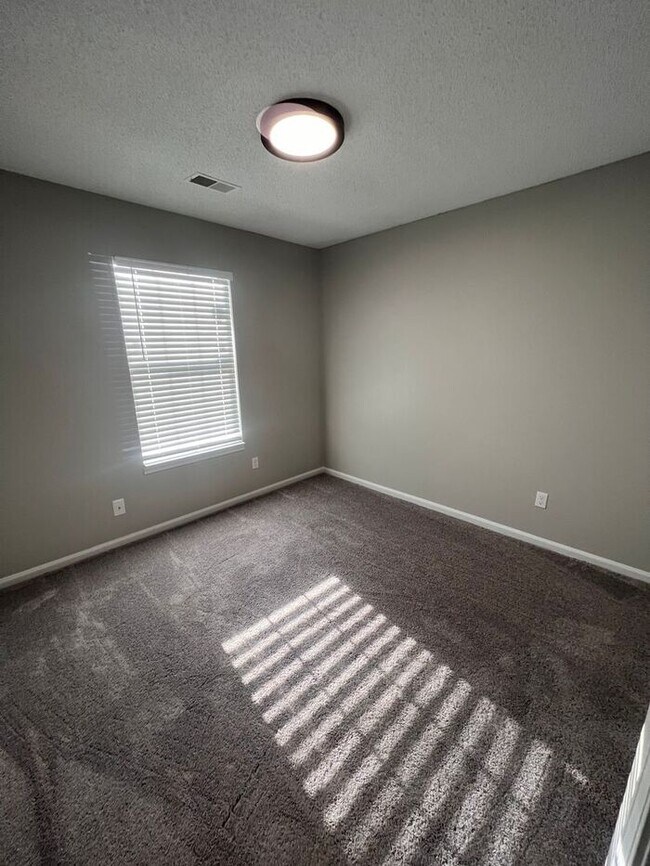 Building Photo - NEWLY REMODELED 4 BED 2 BATH HALF OFF 1ST ...