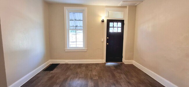 Foto del edificio - 4 Bedroom 1.5 Bathroom in York!