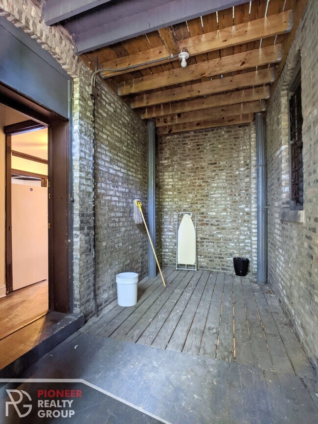 Building Photo - 2434 N Sawyer Ave