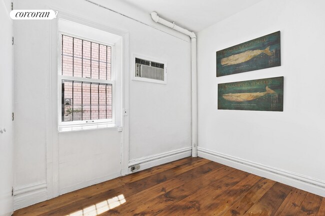 Building Photo - 126 W 11th St