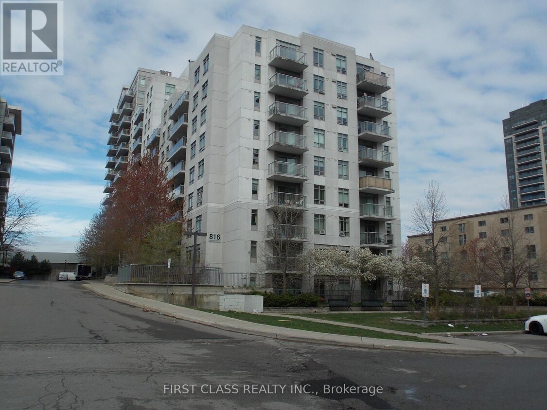 Photo principale - 816-816 Lansdowne Ave