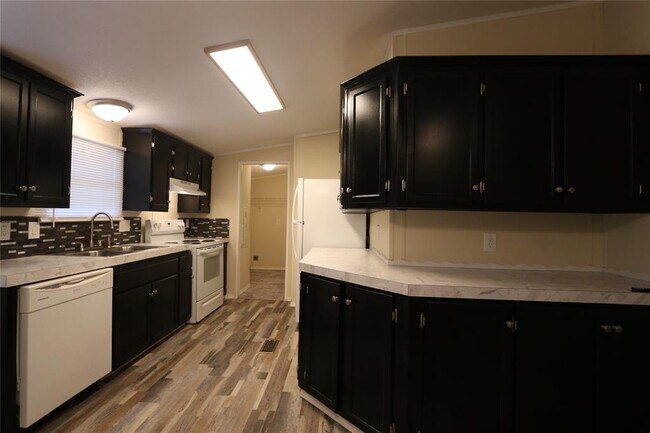 Building Photo - 16471 Brittany Way
