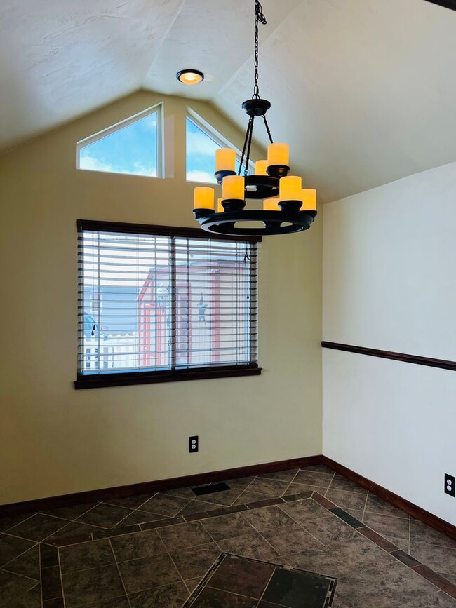 Foto del edificio - 3 Bed - 2 Bath - Fenced Yard