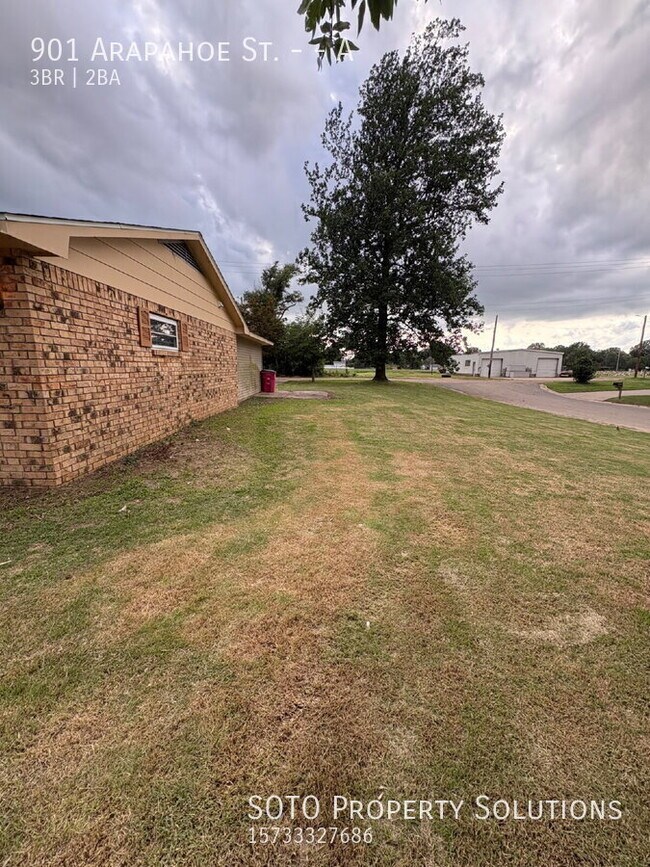 Building Photo - 901 Arapahoe Dr