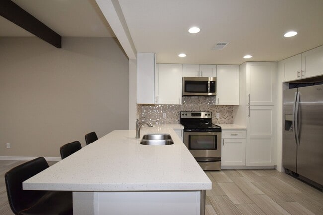 Building Photo - Beautifully remodeled Scottsdale condo bac...