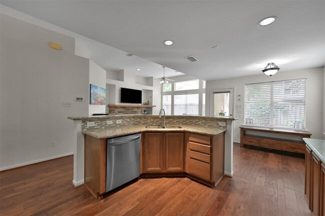 Building Photo - 24 E New Avery Pl