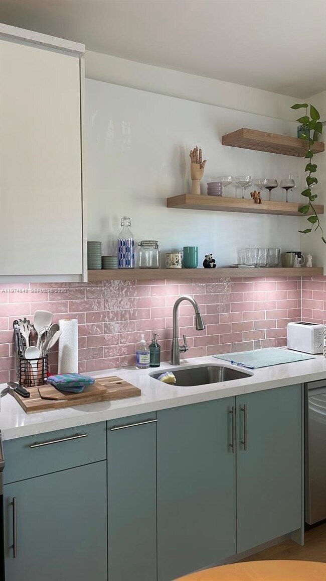 Foto del edificio - 8600 Byron Ave