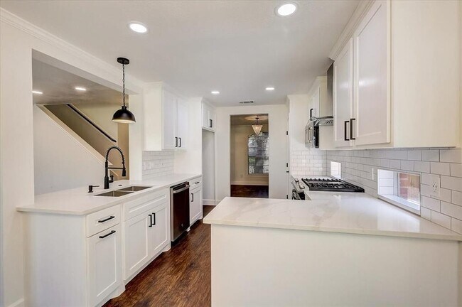 Building Photo - 17118 Canterbury Green Ct