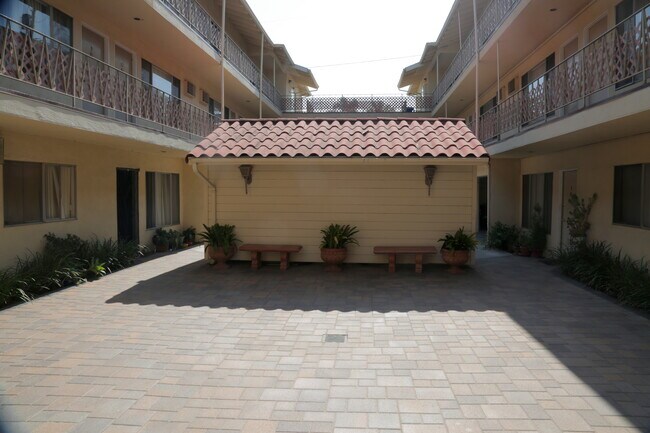 Building Photo - 1441 S Westgate Ave