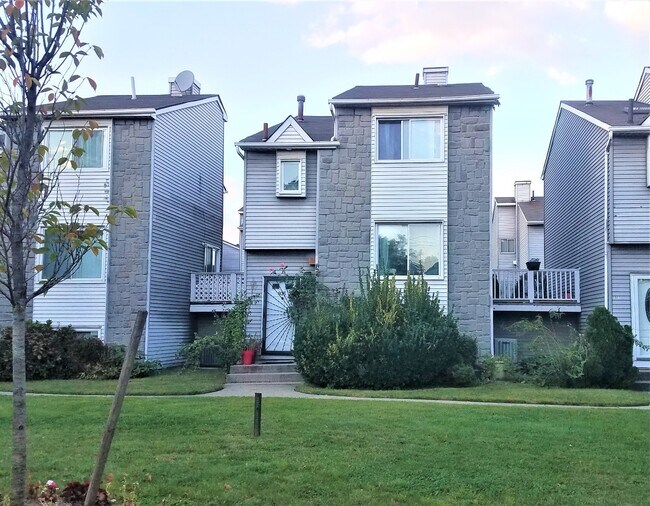 Building Photo - 935 Goethals Rd N