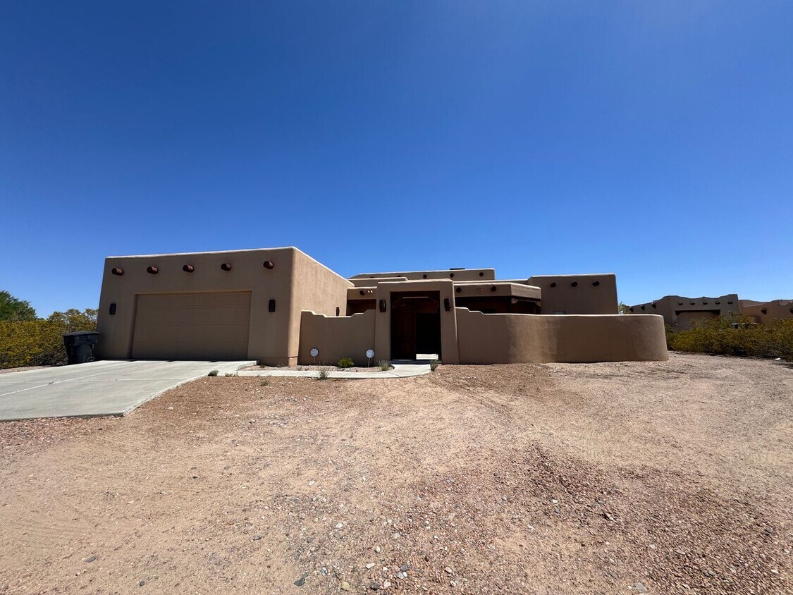 Primary Photo - Gorgeous Fully Furnished rental on 1 acre,...