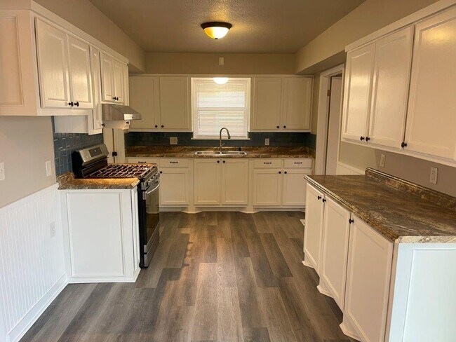 Building Photo - 4-bedroom, 2-bathroom home for rent in south Oklahoma City near SW 59th and May!