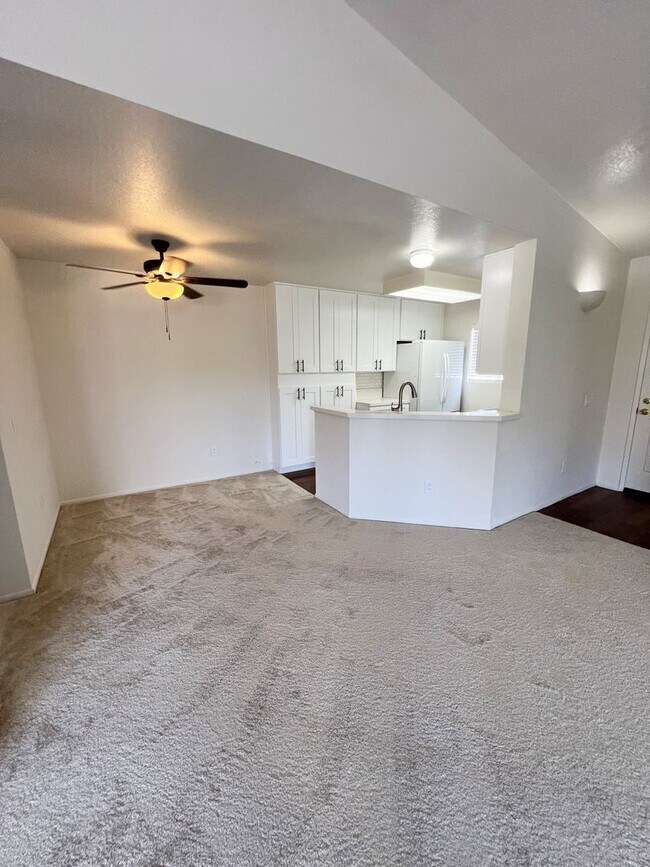 Building Photo - Newly Renovated Top Floor 2 Bed/2 Bath w/ ...