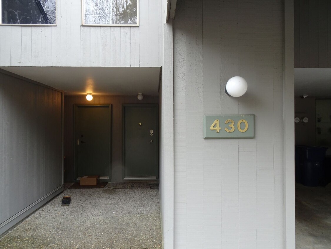 Primary Photo - Redmond Bridle Trails 2 Bed 2 Bath Condo!