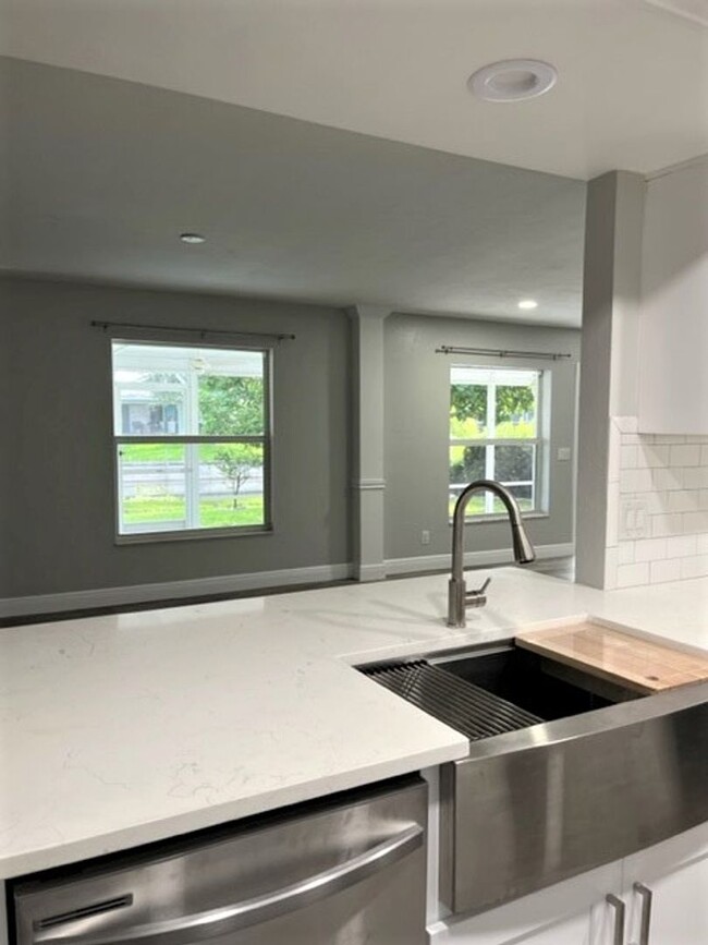 Building Photo - Beautiful Cozy Remodeled Duplex Available ...