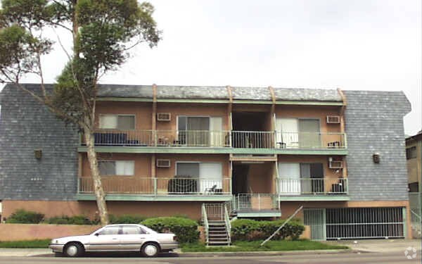 Building Photo - 6825 Woodman Ave