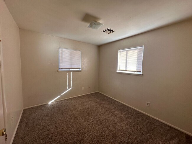 Building Photo - 4 bedroom 2 bath single-family home