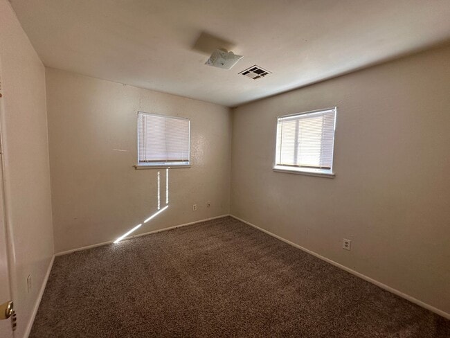 Foto del edificio - 4 bedroom 2 bath single-family home