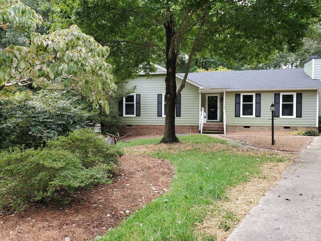 Front - 100 Rosehaven Dr