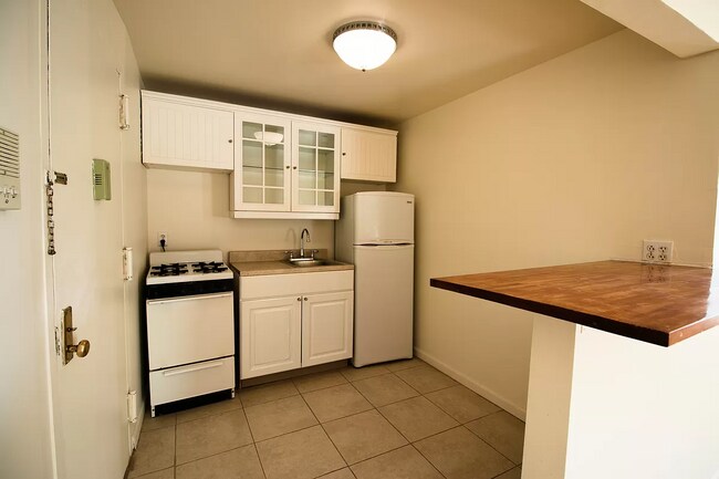 Building Photo - Large Junior 1BR, recently renovated