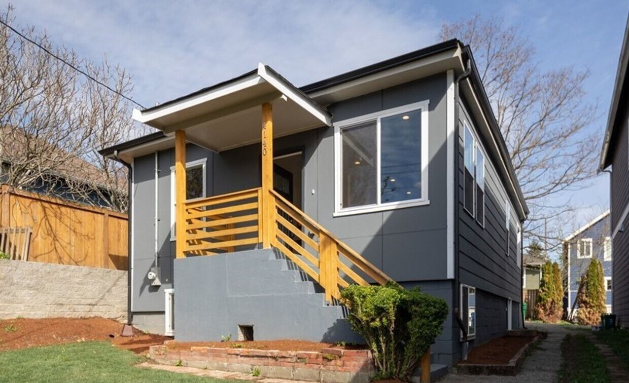 Foto principal - Columbia City Updated Home for Lease
