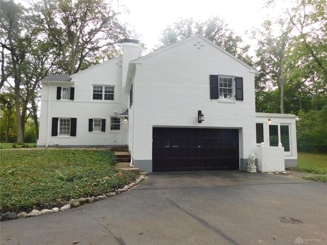 Building Photo - 2401 Signal Hill Rd