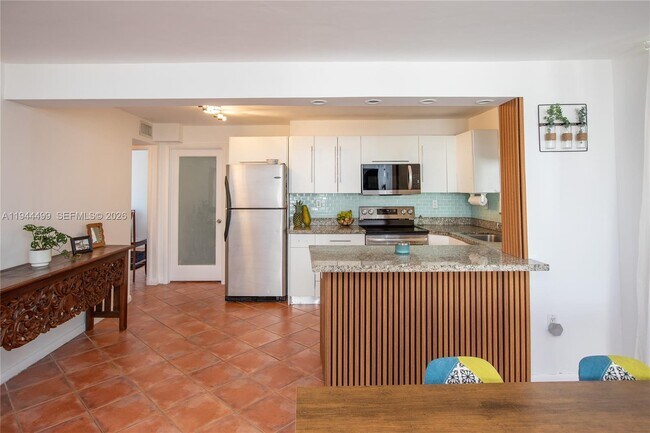 Building Photo - 1801 S Treasure Dr