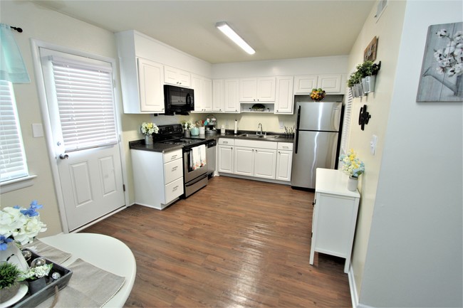 Kitchen - Colonial Townhouses- Students save up to 10%!