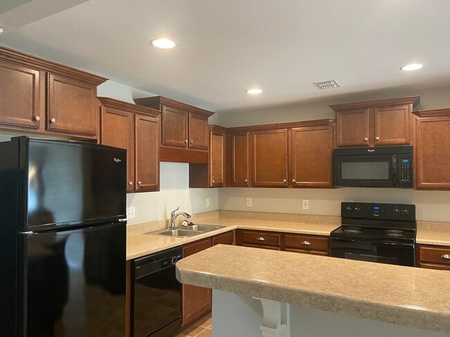 Building Photo - 3 Bedroom / 3 Bathroom / End Unit Townhome...